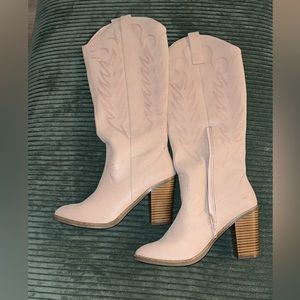 Size 7.5 altar’d state boots